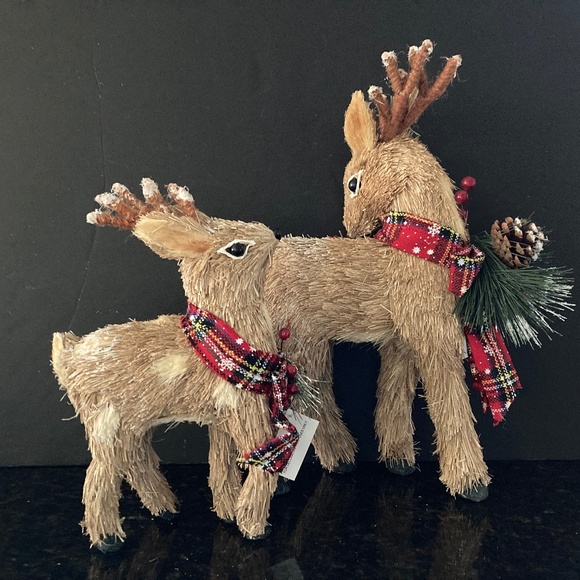 Set of 2 Straw Mother & Baby Reindeer/Wearing Plaid Scarves & Pinecones.NEW! - Picture 2 of 2